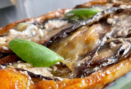 Tatin d&rsquo;aubergines au chèvre frais et tomates séchées