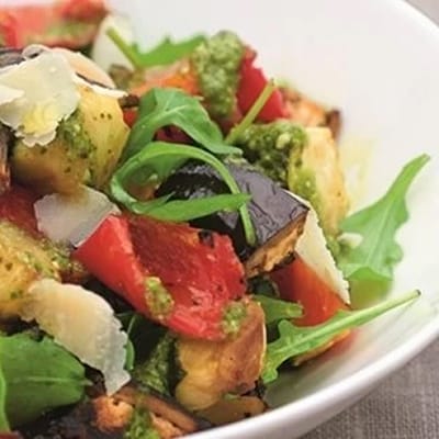 Salade méditerranéenne de légumes rôtis au pesto