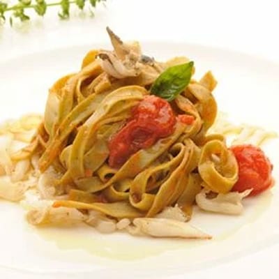 Tagliatelles au basilic, sauce tomate cerise et petits calamars