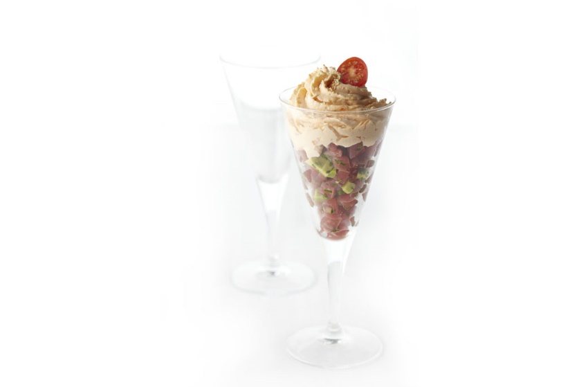 Tartare de thon à l&rsquo;avocat et citron vert, chantilly à la tomate cerise all&rsquo;arrabiata