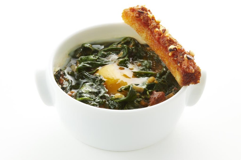 Œuf cocotte aux épinards, sauce poivron, noisettes et figues