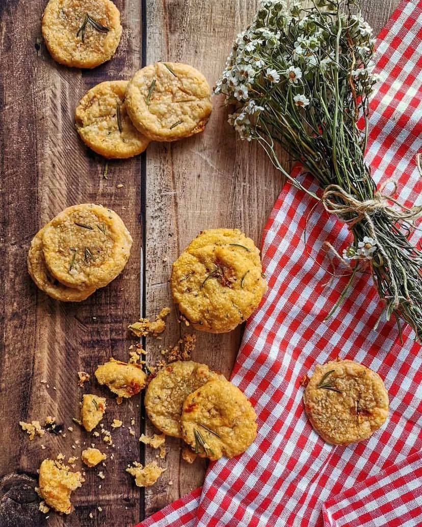 Sablés au comté, tomates séchées et herbes