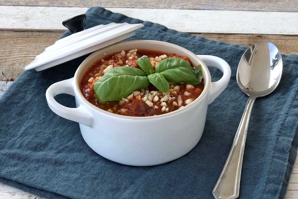 Soupe, pain, sauce caviar tomates à l&rsquo;ail