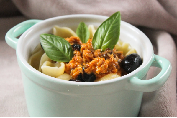 Pâtes, sauce thon et pesto rosso