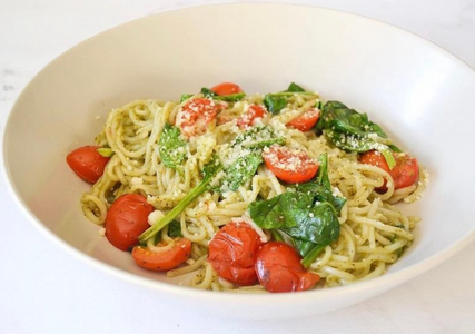 Spaghettis de konjac, pesto et épinards