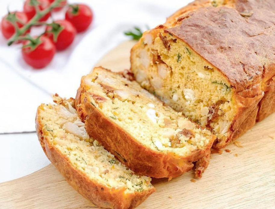Cake tomates séchées, fêta, poulet et basilic