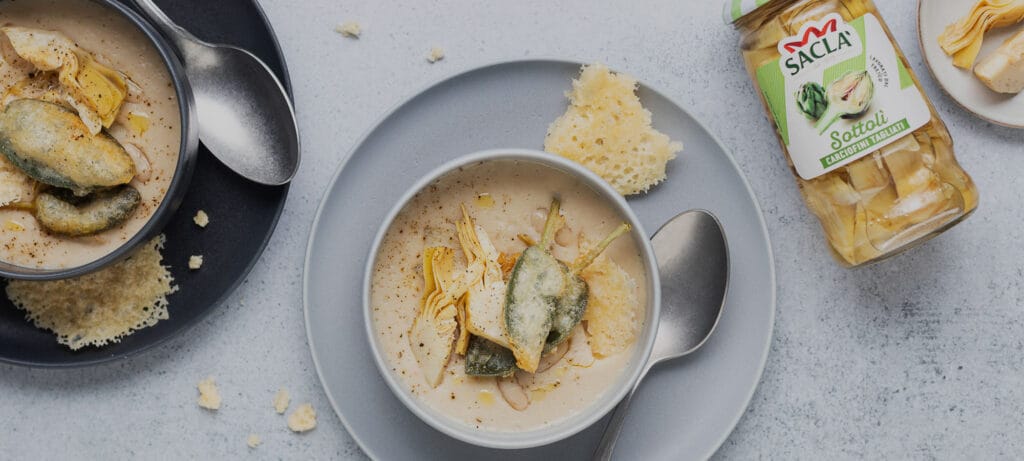 Velouté de haricots cannellini aux artichauts, sauge frite et tuiles de parmesan