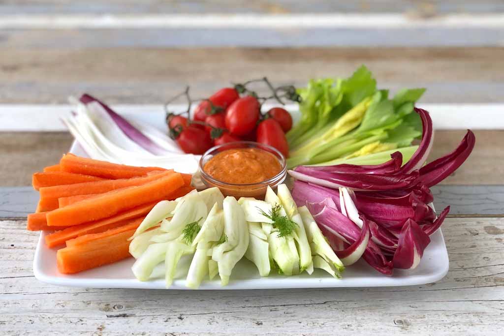 Crudités et dip à la sauce trio de poivrons et aubergines