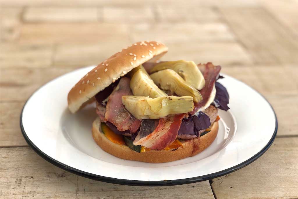 Burger de bœuf, bacon et artichauts marinés