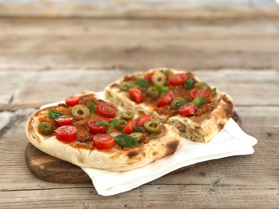 Flatbread (pain plat) à la poêle à la sauce tomate et roquette