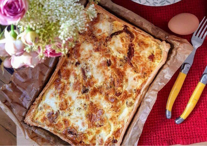 Tarte salée, thon, tomates séchées et mozzarella